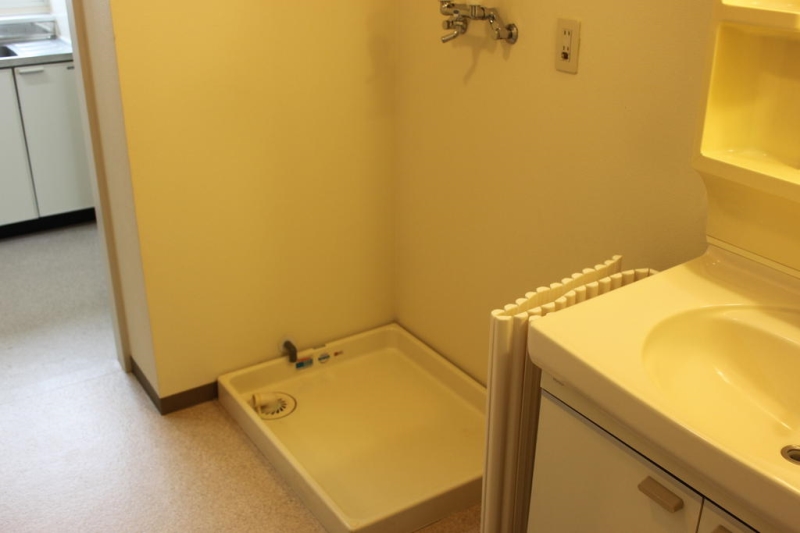 洗面設備　洗濯機置場も大きく確保してます。