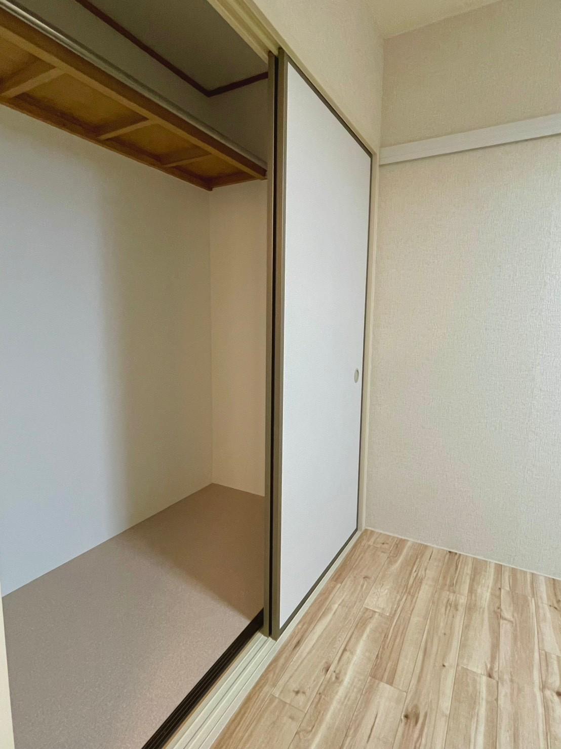 収納　クローゼットには収納ケースも置けて上棚もあって大収納