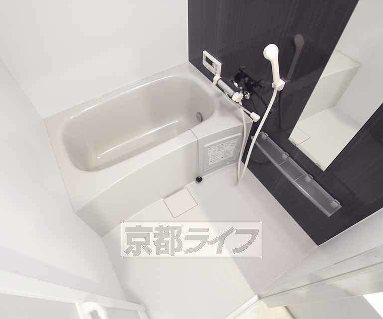 バス・シャワールーム　追い焚き機能付きのお風呂で温まれます・