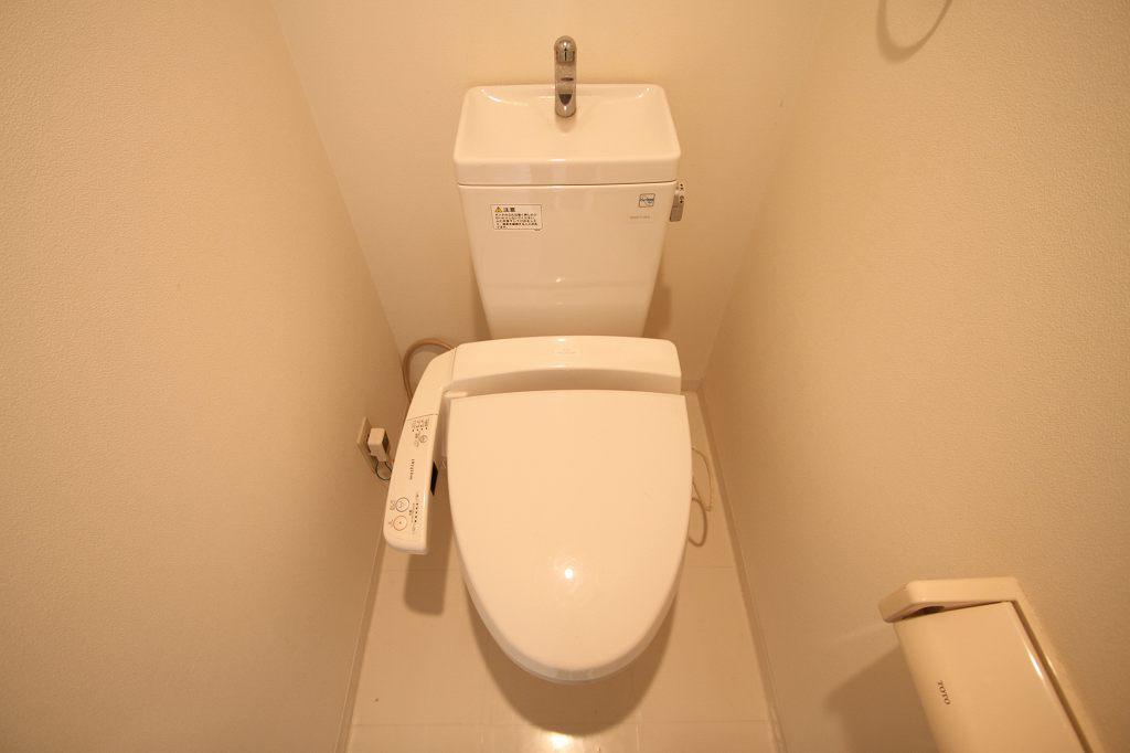 トイレ　ウォシュレット付で清潔感のあるトイレです。