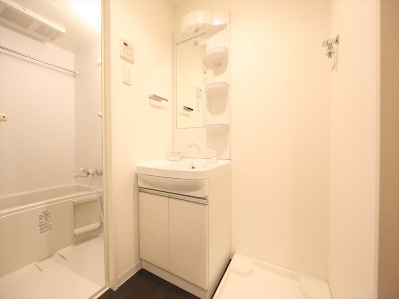 洗面設備　脱衣所　独立洗面台（シャンプードレッサー付）収納スペース有