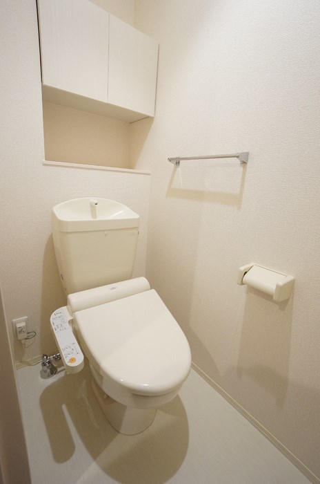 トイレ　※別室参考写真※ 温水洗浄便座付トイレ、収納棚あり◎