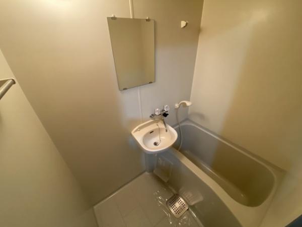 バス・シャワールーム　キレイにリフォームされています！