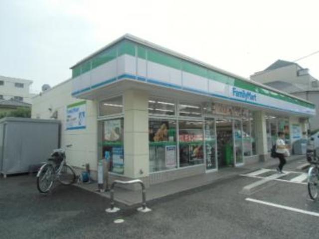 コンビニ　ファミリーマート東京成徳学園前店（コンビニ）まで822m