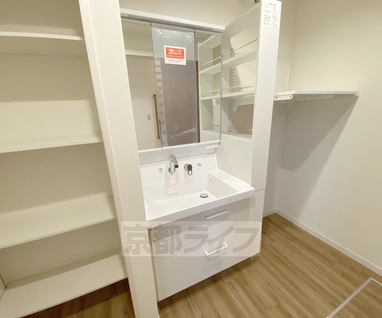 洗面設備　３面鏡の独立シャワー洗面台です。