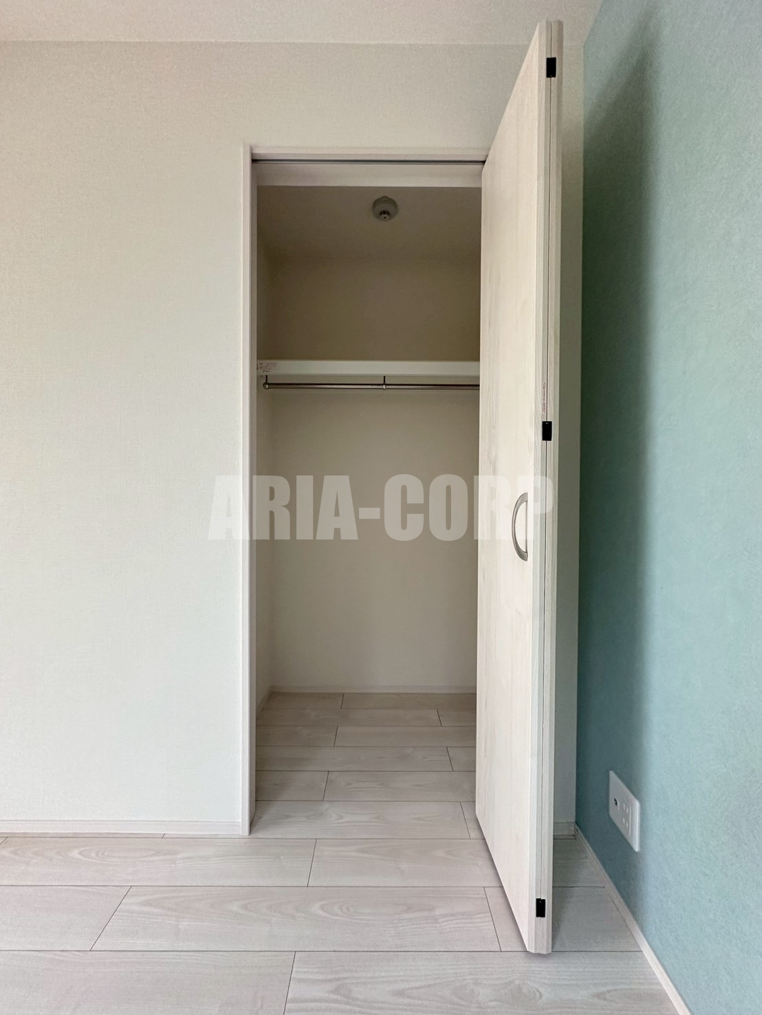 収納　クローゼットスペース完備◎上部には便利な棚付き♪