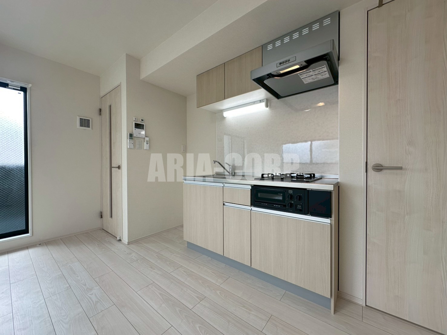 キッチン　二口コンロにグリル付、システムキッチン搭載しております◎