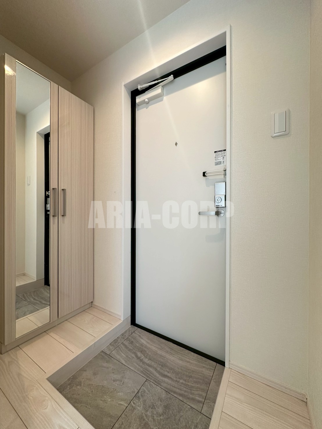 玄関　姿見付き大型シューズボックスあり♪