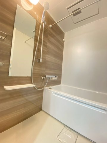 バス・シャワールーム　浴室乾燥機付きです☆