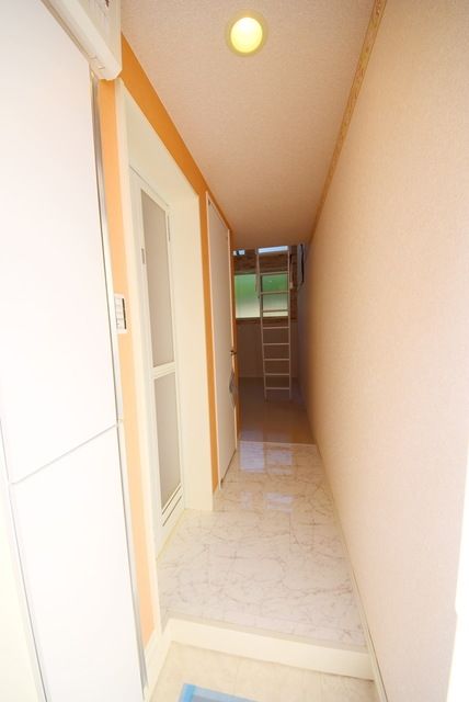 玄関　同物件別部屋写真