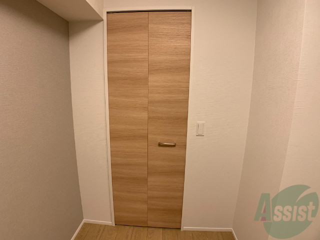 収納　洋室のクローゼットは一人暮らしにはちょうど良いサイズですね。