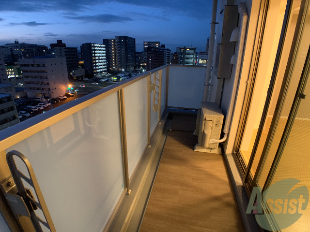 バルコニー　バルコニーは洗濯物を干すのに十分な広さがありますね。