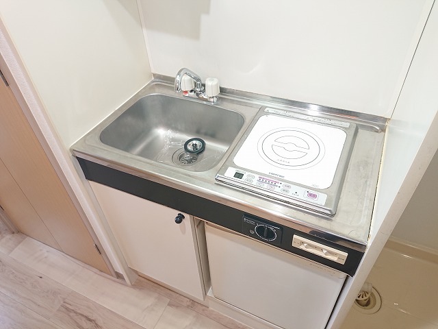 キッチン　ＩＨシステムコンロ、ミニ冷蔵庫付