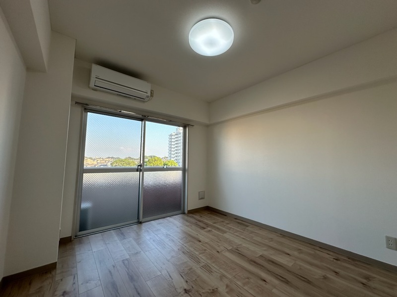 居室・リビング　フローリング洋室6帖　　明るい室内