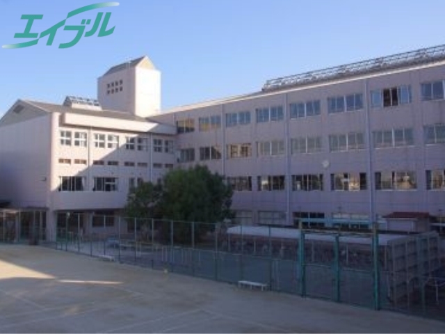 中学校　四日市立中部中学校（中学校）まで596m