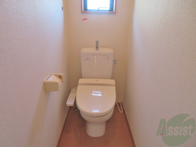 トイレ　温水洗浄便座付きのトイレは、使用しやすくうれしいですね。