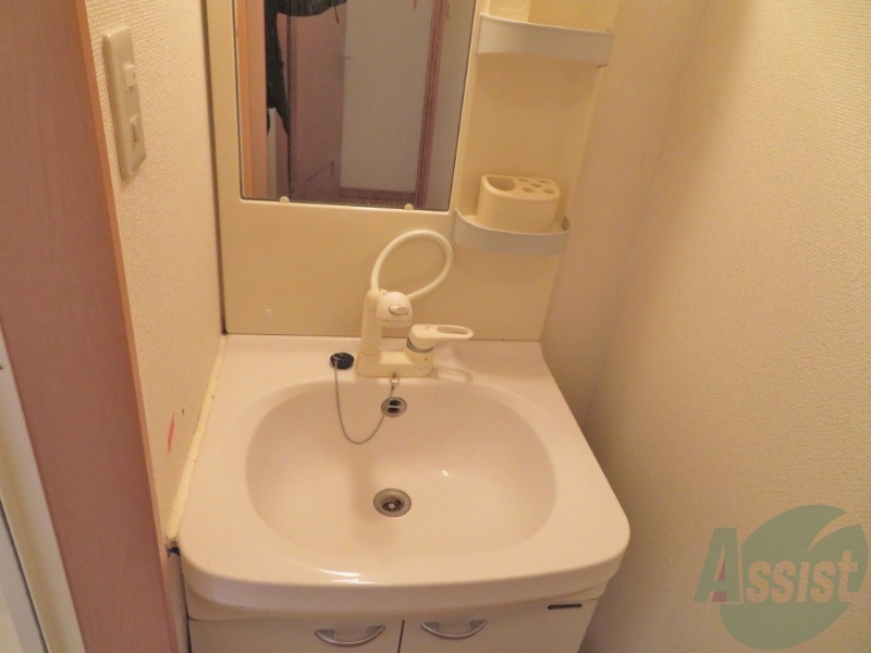 洗面設備　洗面化粧台も独立しており、洗面台の棚も利便性がありますね。