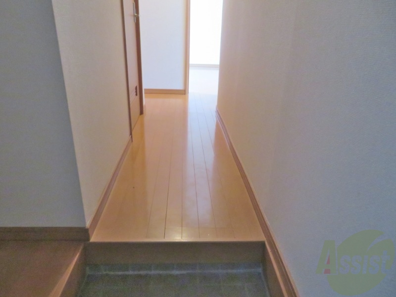 玄関　モノトーンの内装はシンプルで綺麗に見えますね。