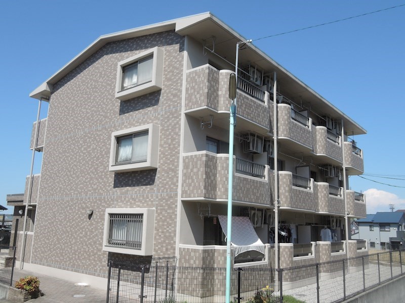 建物外観　南向きで日当たり良好！地震に強い鉄筋コンクリート造り！