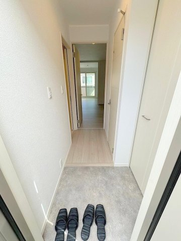 エントランス　リビングの窓と玄関を開けると気持ち良い風が抜けていきます！