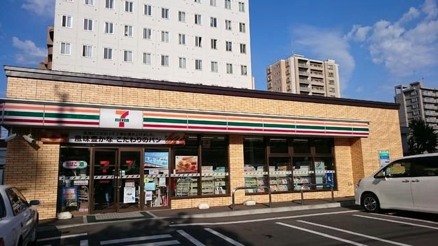 コンビニ　セブンイレブン 札幌北7条西12丁目店（コンビニ）まで438m