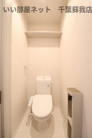トイレ　落ち着いた色調のトイレです