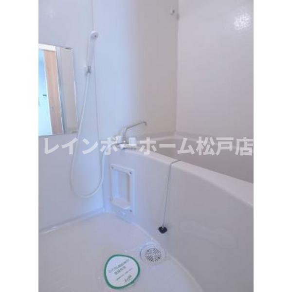 バス・シャワールーム　コンパクトで使いやすいお風呂です