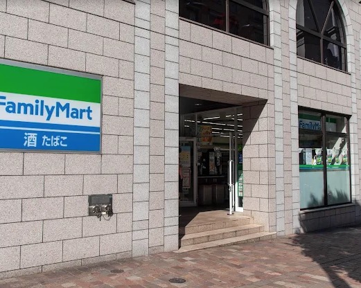 コンビニ　ファミリーマート汐留イタリア街店（コンビニ）まで71m