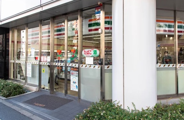 コンビニ　セブンイレブン新橋第一京浜店（コンビニ）まで114m