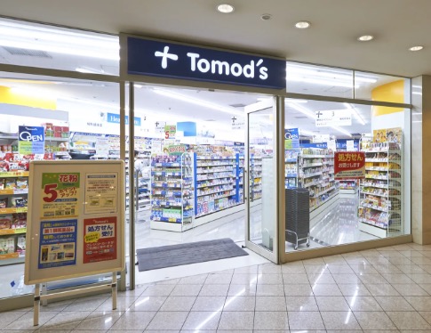 ドラックストア　トモズ東京汐留ビルディング店（ドラッグストア）まで290m