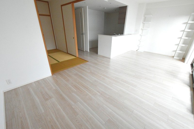 居室・リビング　12.8帖の広々としたリビングです♪