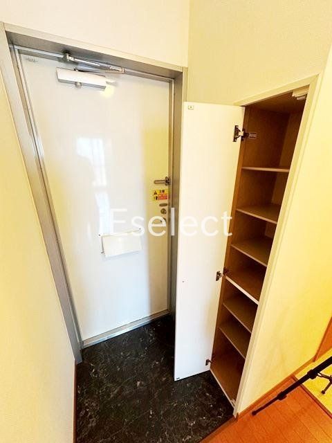 玄関　玄関にはシューズボックスがあります