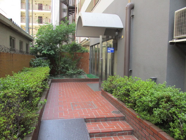 エントランス　緑のあるエントランスです