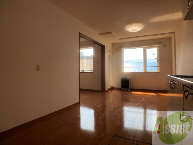 居室・リビング　リビングです。木目のフローリングが落ち着きますね。