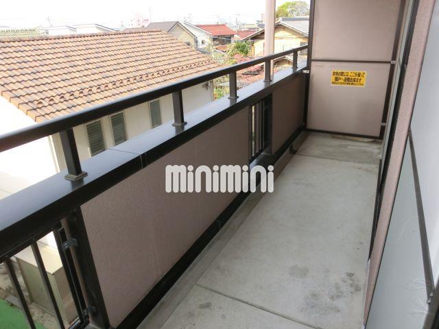 バルコニー　ベランダスペースは洗濯物の干す際には最適なで