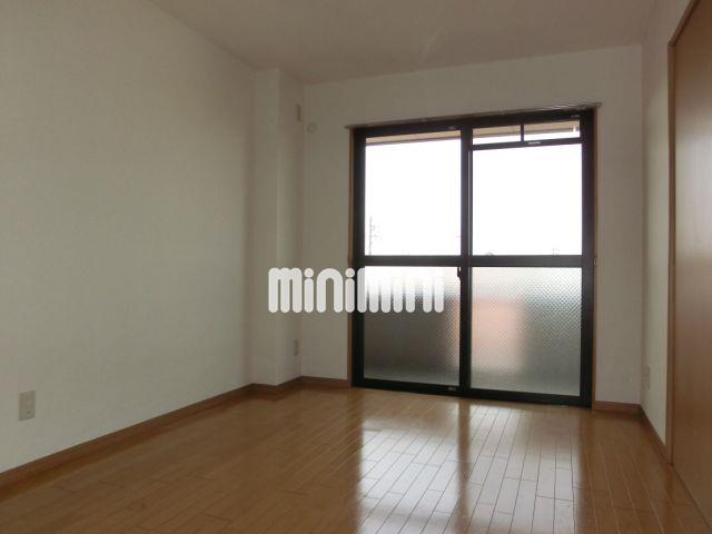 居室・リビング　日中は陽光が射し込み明るいダイニングスペースです