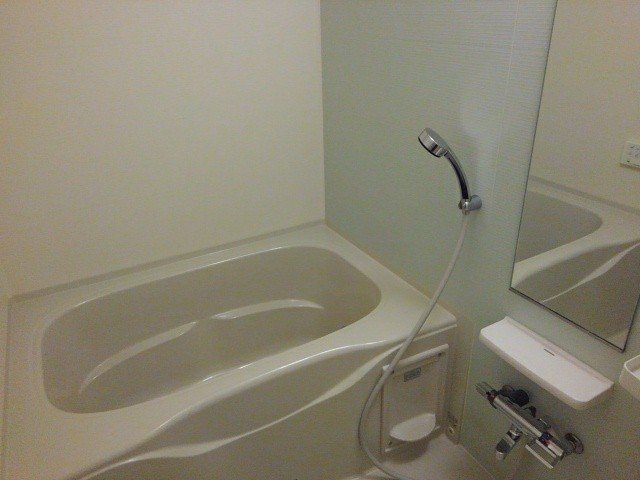 バス・シャワールーム　コンパクトで使いやすいお風呂です