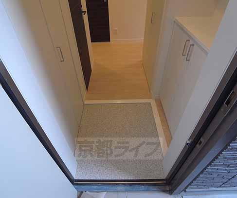 玄関　廊下にも収納があります。