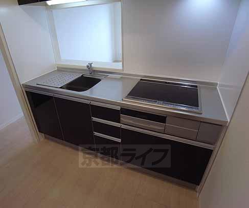 キッチン　３口のＩＨコンロ付です