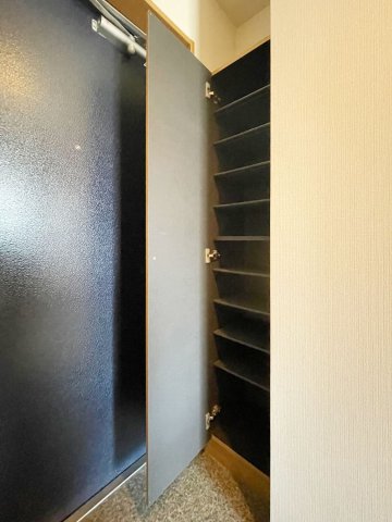 玄関　同タイプ別号室のもの、実際の部屋と仕様等が異なる場合あり。