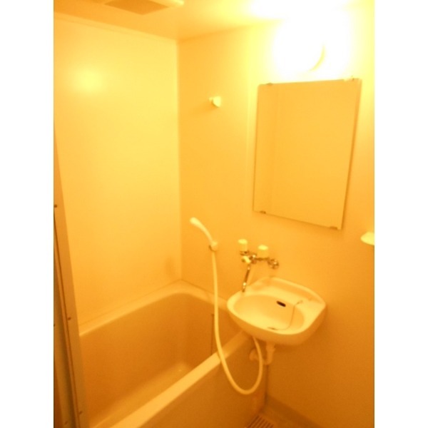 バス・シャワールーム　ゆったり入れる浴室です。