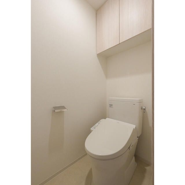 トイレ　落ち着いた色調のトイレです