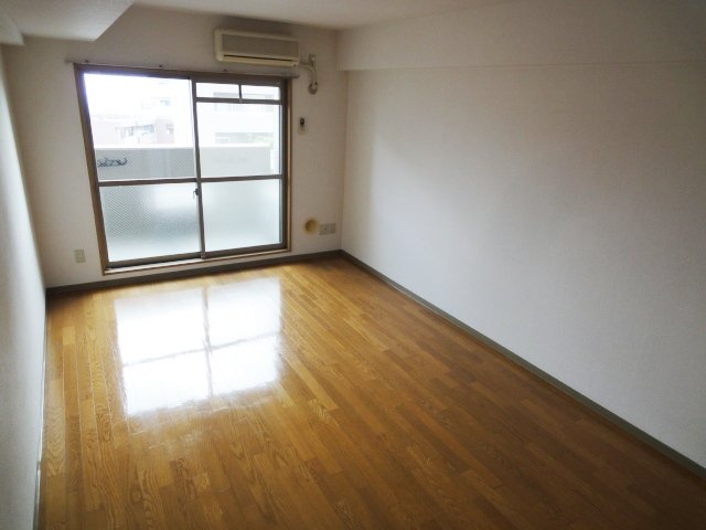 居室・リビング　同物件別室です。