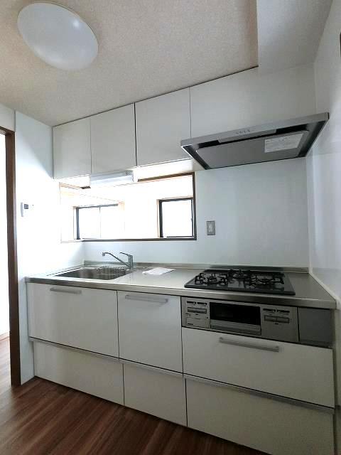 キッチン　システムキッチン・３口ガスコンログリル付き
