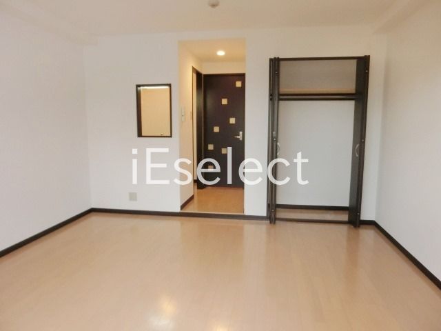 居室・リビング　バルコニー側からのお部屋です