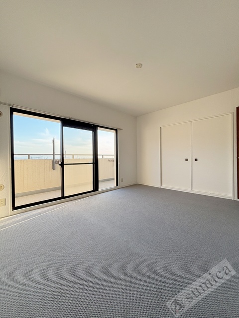 居室・リビング　内装は落ち着いています。おおきな窓で明るさを演出。