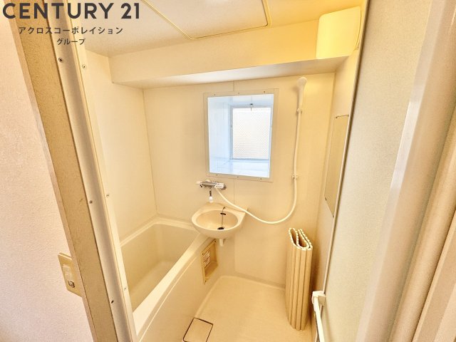 バス・シャワールーム　換気のしやすい窓付きの浴室です！