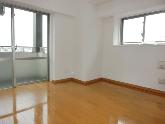 居室・リビング　角部屋の明るい室内