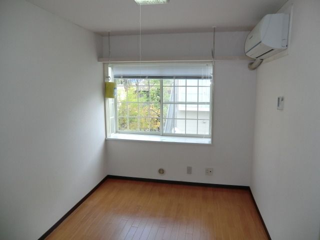 居室・リビング　5帖洋室　出窓　室内物干し用金具完備