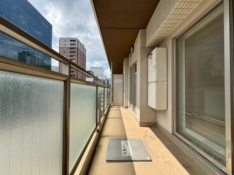 バルコニー　バルコニーは幅があり、広い印象を受けました。